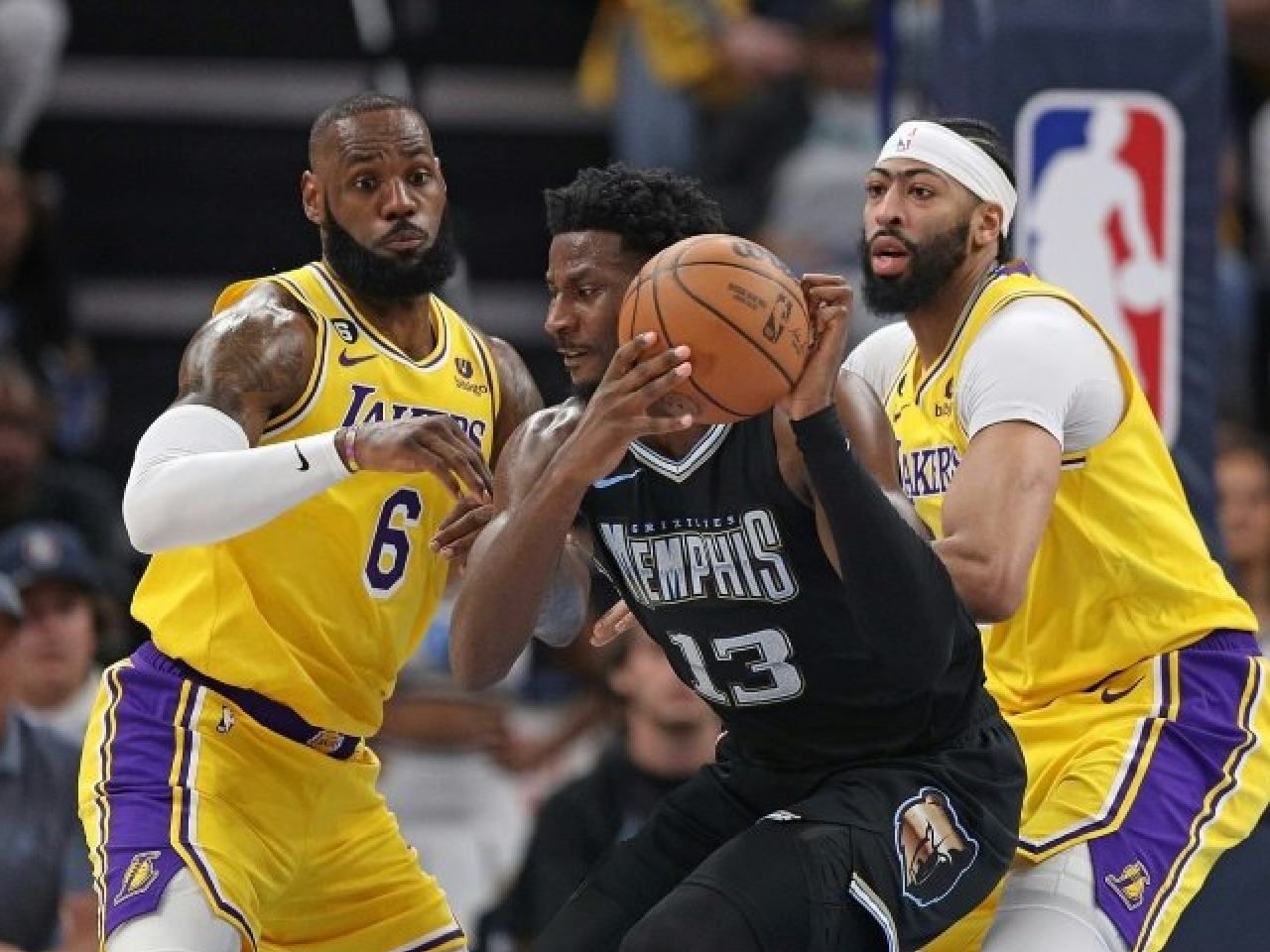 Grizzlies hold off Lakers to level series 1-1