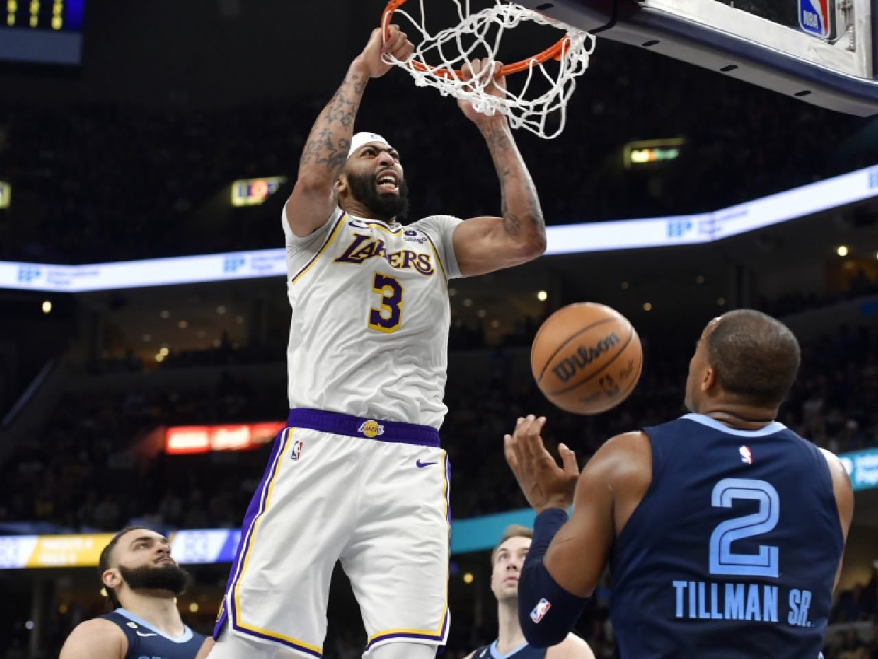 Watch video: Anthony Davis’ arm injury; Lakers fans on tenterhooks!