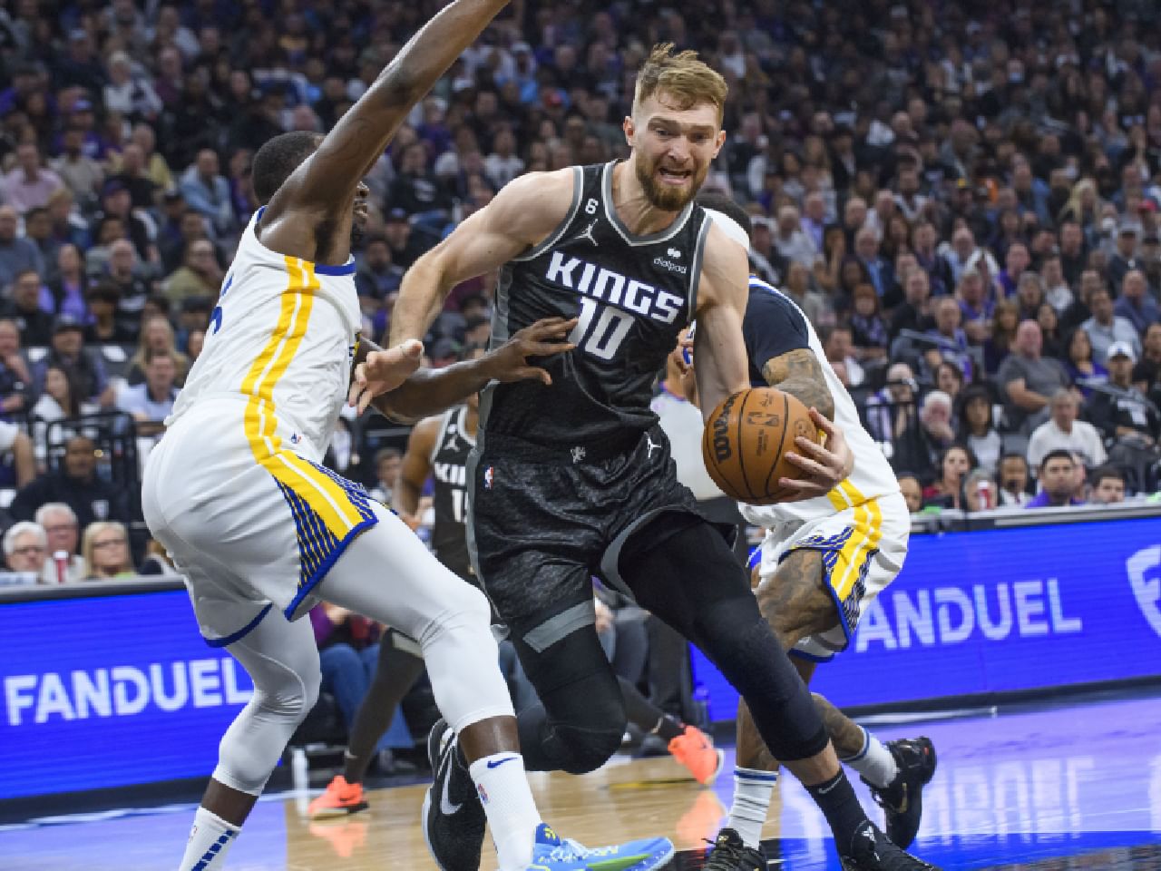 Watch video: Green-Sabonis in an ugly tangle as Kings extend lead over Warriors in NBA playoff series