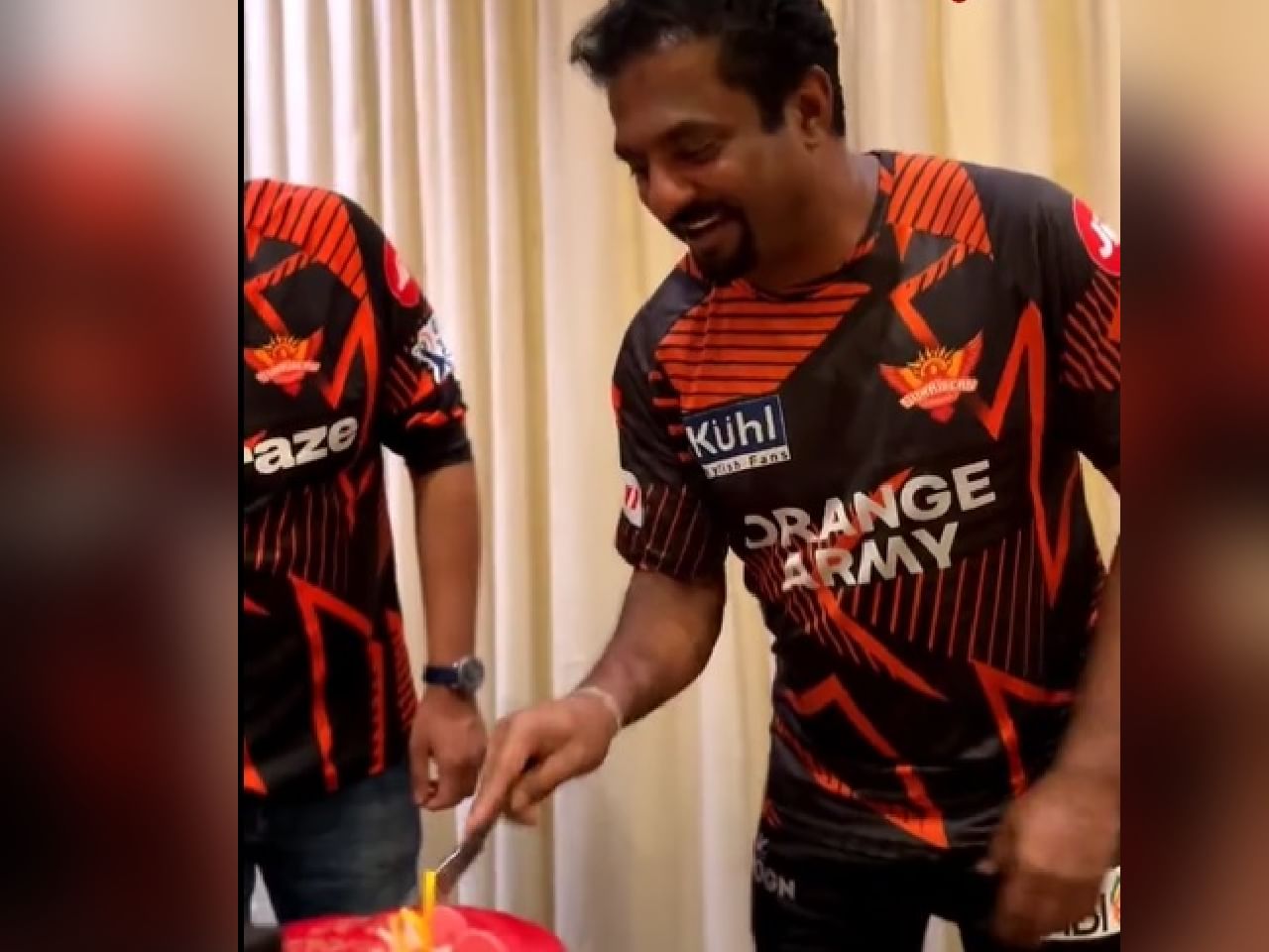 Watch video: Muttiah Muralitharan celebrates 51st birthday with SRH family