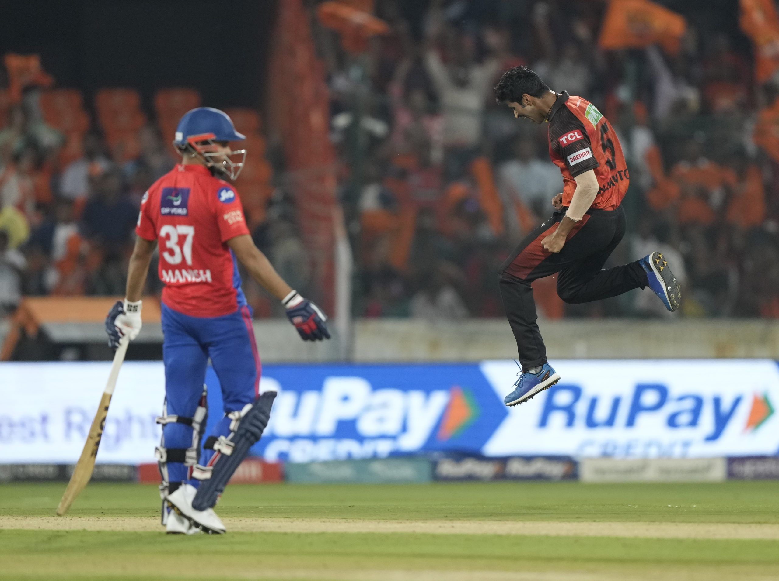 WATCH VIDEO: Washington Sundar claims three wickets in an over to cripple Delhi Capitals in IPL 2023