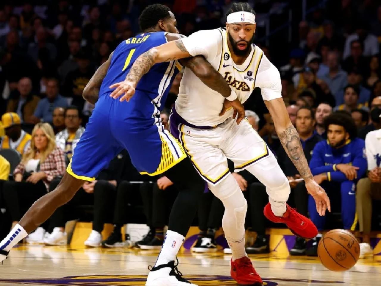 Los Angeles Lakers rout Golden State  Warriors, Miami Heat rip New York Knicks to grab NBA series leads